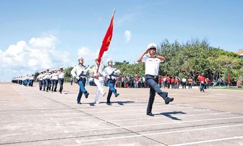 Duyệt đội ngũ trên đảo Trường Sa.