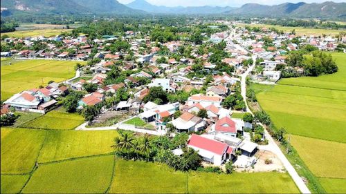 Trên vùng đất Duy Xuyên hôm nay, những cánh đồng trù phú và khu dân cư đông đúc tiếp nối truyền thống của một huyện từng được triều Nguyễn xếp vào địa phương “nhiều việc”, nơi ghi dấu vị Tri huyện Hà Học Hải thanh liêm, được nhân dân tin yêu. Ảnh: T.L.