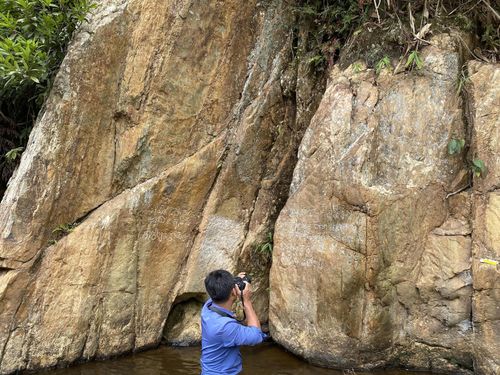 Ghi lại dấu tích các văn khắc trên đá còn lưu lại tại nhiều địa phương. Ảnh: H.S