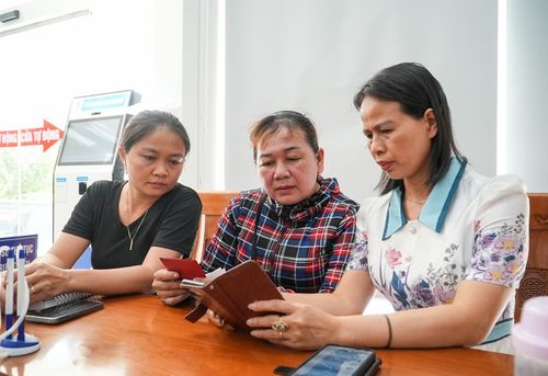 Người dân trên địa bàn phường Bàn Thạch được tiếp cận các kỹ năng số và nộp hồ sơ trực tuyến. Ảnh: HỒ QUÂN