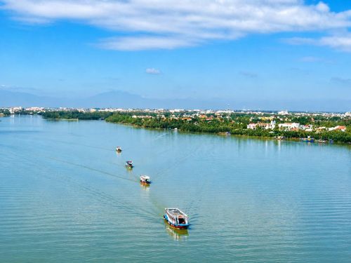 Tàu du lịch chở khách trên sông Thu Bồn. Ảnh: QUỐC TUẤN