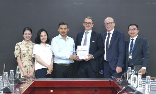 Đà Nẵng nỗ lực thu hút đầu tư từ các đối tác quốc tế. Trong ảnh: Phó Chủ tịch Thường trực UBND thành phố Hồ Kỳ Minh (thứ 3, từ trái qua), Chủ tịch Cơ quan điều hành Trung tâm tài chính quốc tế tại Đà Nẵng tặng quà lưu niệm của thành phố cho ông Philipp Agathonos, Đại sứ Cộng hòa Áo tại Việt Nam. Ảnh: P.V