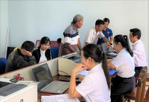 Các thành viên Câu lạc bộ Đảng viên trẻ xã Tam Hải ứng dụng công nghệ trong công việc, góp phần nâng cao chất lượng phục vụ người dân địa phương. Ảnh: ĐĂNG NGỌC