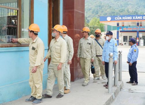 Doanh nghiệp hoạt động hiệu quả tạo nguồn thu ngân sách bền vững. Trong ảnh: Công nhân Công ty Cổ phần Xi măng Điện Biên điểm danh trước giờ vào ca.