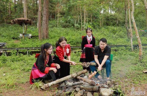 Trải nghiệm nướng gà, tìm hiểu văn hóa bản địa.