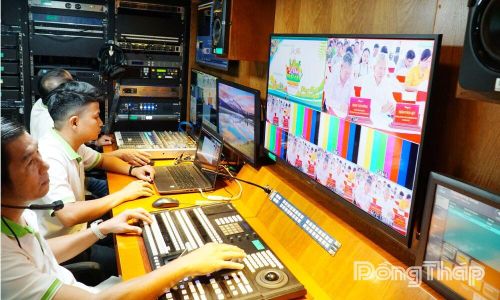 Kỹ thuật viên Phòng Kỹ thuật - Công nghệ theo dõi, xử lý tín hiệu tại xe màu trong quá trình thực hiện chương trình truyền hình trực tiếp. 