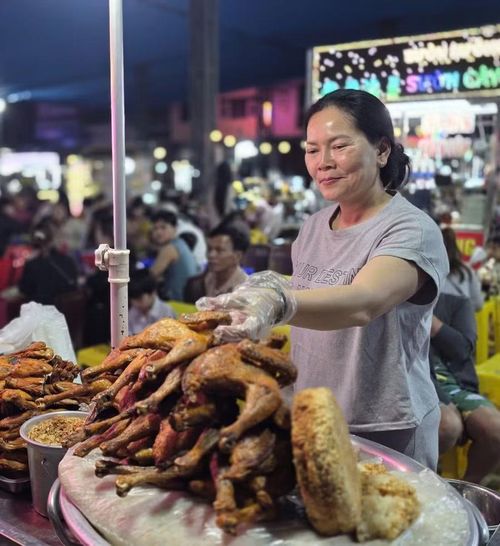 Một hàng xôi gà chỉ bán ban đêm ở phố ẩm thực Diên Hồng. Ảnh: Bá Bính