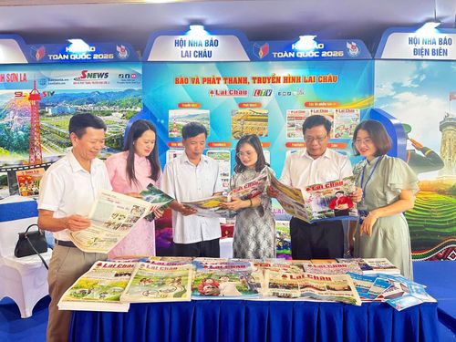 Đại biểu tham quan Gian trưng bày báo chí tỉnh Lai Châu.