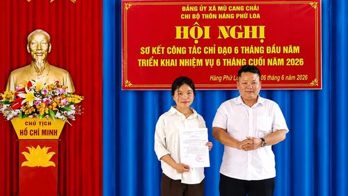 Chị Chang Thị Sua - dòng họ Chang, xã Mù Cang Chải nhận quyết định đảng viên chính thức.