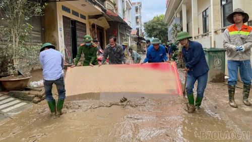 Anh Sa Kim Cương (áo đoàn xanh) tham gia tình nguyện khắc phục hậu quả thiên tai ở phường Yên Bái.