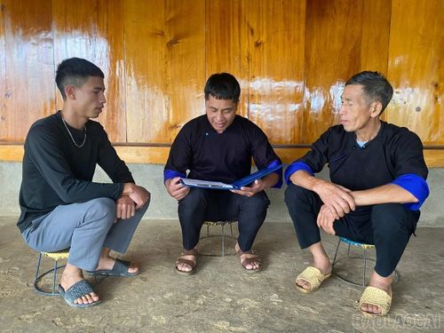 Bí thư Chi bộ thôn Chế Cu Nha, xã Mù Cang Chải cùng đại diện dòng họ Khang vận động con cháu trong dòng họ tham gia các phong trào thi đua yêu nước và xây dựng đời sống văn hóa.