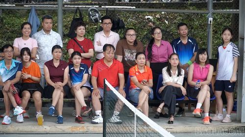 Người thân, khán giả cổ vũ nhiệt tình, góp phần tạo không khí sôi nổi cho giải đấu