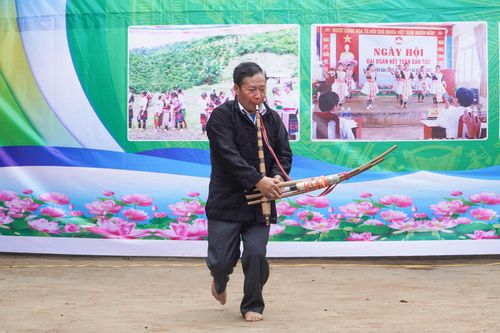 Tiếng khèn, tiếng sáo của người Mông như mời gọi người dân đến với phiên chợ