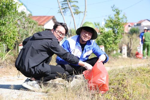 Người dân tham gia thu gom rác thải, bảo vệ môi trường