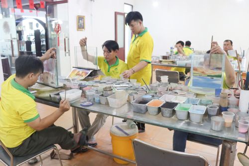 Hoạt động thường nhật tại Xưởng thiết kế vẽ tranh của Cơ sở tranh cát Phi Long