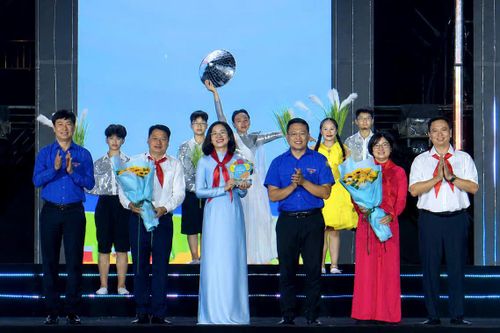 Trao biểu trưng đăng cai Festival Thiếu nhi toàn quốc lần thứ II năm 2031 từ tỉnh Lâm Đồng cho tỉnh Ninh Bình
