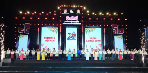 Trao Bằng khen và cúp khen thưởng cho các đơn vị tham gia Festival