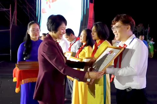 Đồng chí Phạm Thị Phúc, Phó Bí thư Tỉnh ủy, Chủ tịch Ủy ban MTTQ Việt Nam tỉnh Lâm Đồng trao Bằng khen và cúp khen thưởng cho các đơn vị tham gia Festival