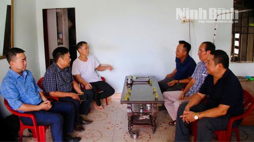 Đại diện thôn Tiến Thắng 2, xã Yên Đồng tuyên truyền, phổ biến phương án sáp nhập thôn, xóm tới các hộ dân.