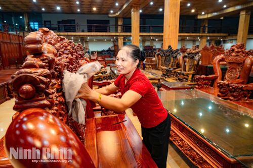 Người dân làng nghề mộc La Xuyên phấn khởi khi tên gọi của làng nghề được đặt cho thôn mới.