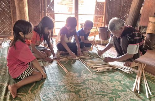 Ông Côn Thủy, thôn A Sau truyền dạy nghề đan lát truyền thống cho thế hệ trẻ - Ảnh: K.S