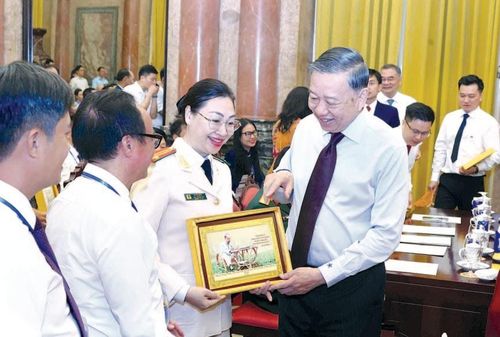 Tổng Bí thư, Chủ tịch nước Tô Lâm trao quà lưu niệm tặng các nhà báo tiêu biểu. Ảnh: Văn Điệp