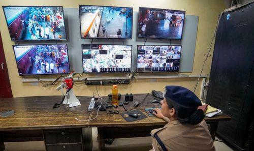 Một sĩ quan cảnh sát theo dõi qua camera giám sát từ phòng điều khiển, trước thềm kỳ thi lại Neet UG. Ảnh: PTI