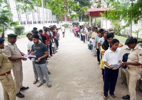 Hôm nay, hơn 2 triệu thí sinh Ấn Độ tham gia kỳ thi lại tuyển sinh đại học ngành y Neet UG 2026. Ảnh: ANI