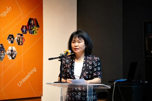 Phó Giáo sư, Tiến sĩ Trần Thị Ngọc Quyên, Phó Viện trưởng Viện Nghiên cứu sáng tạo Trường Đại học Ngoại Thương) trao đổi tại hội thảo
