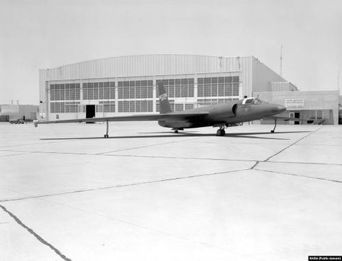 Chiếc U-2 được sơn biểu tượng NASA và số hiệu giả trưng bày tại Trung tâm nghiên cứu bay của NASA ở Edwards, California