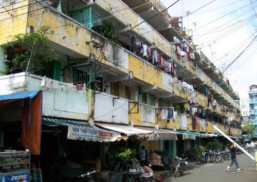 Một khu nhà tập thể cũ đang được cho nhiều hộ dân thuê ở.