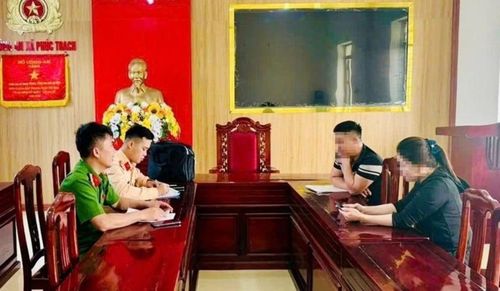 Lực lượng chức năng xử lý 2 trường hợp vượt qua đường sắt khi đã có tín hiệu đèn giao thông.