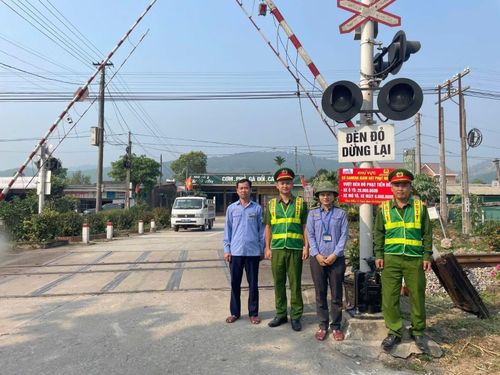 Phối hợp cảnh báo về mức xử phạt mới tại các tuyến đường ngang giao cắt với đường sắt.