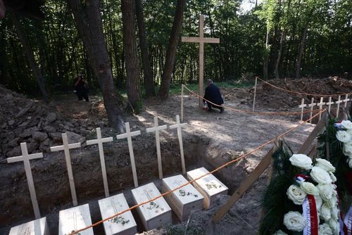 Lễ an táng các nạn nhân vụ thảm sát Volhynia tại Puźniki, miền Tây Ukraine, tháng 9/2025. Ảnh: S. Kasper/IPN