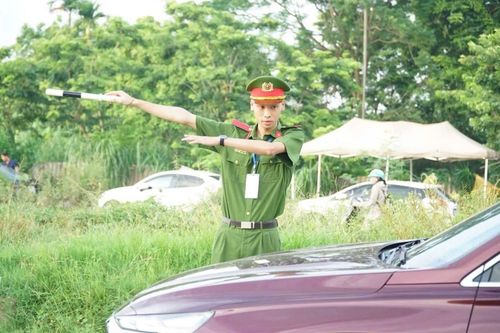 Học viên CAND tham gia phân luồng giao thông, đảm bảo không xảy ra ùn tắc tại các điểm thi.