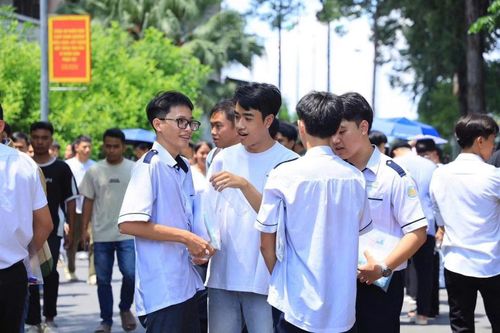 Các thí sinh kết thúc kỳ thi với tâm trạng thoải mái.
