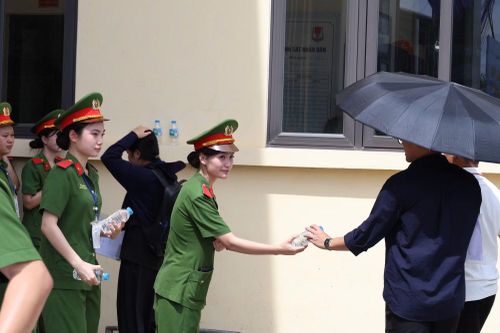 Đoàn viên Học viện CSND tiếp nước cho thí sinh tham dự Kỳ thi đánh giá của Bộ Công an năm 2026.
