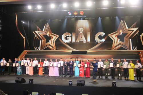Chủ tịch Hội Nhà báo Việt Nam Lê Quốc Minh và Bí thư Thành ủy Hải Phòng Lê Ngọc Châu trao Giải C cho các tác giả.