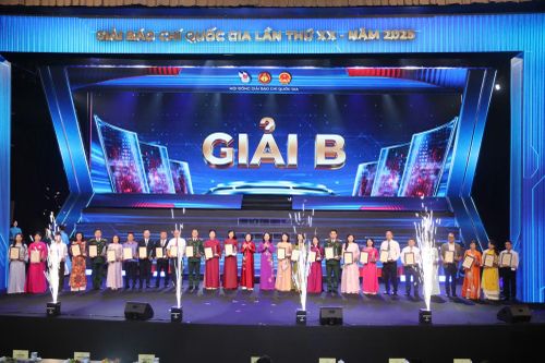 Phó Chủ tịch nước Võ Thị Ánh Xuân và Phó Chủ tịch Quốc hội Nguyễn Thị Thanh trao Giải B cho các tác giả.