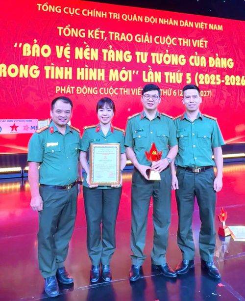 Nhóm tác giả Tạp chí CAND đạt Giải Khuyến khích. 