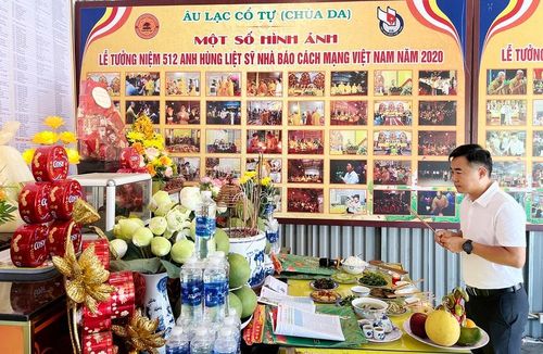 Nhà báo Lê Quyết - phóng viên Tạp chí Thương hiệu và Công luận dâng hương. Ảnh: Quốc Huy