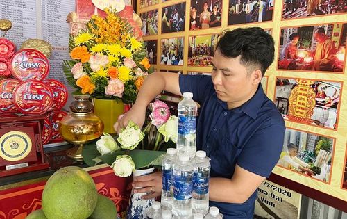 Nhà báo Trần Văn Tuyên - phóng viên Báo VietNamNet dâng hoa lên ban thờ anh linh liệt sĩ. Ảnh: Quốc Huy