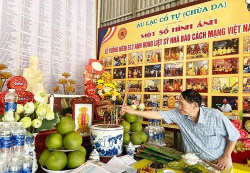 Nhà báo Trần Văn Hiền thắp hương tưởng niệm. Ảnh: Quốc Huy