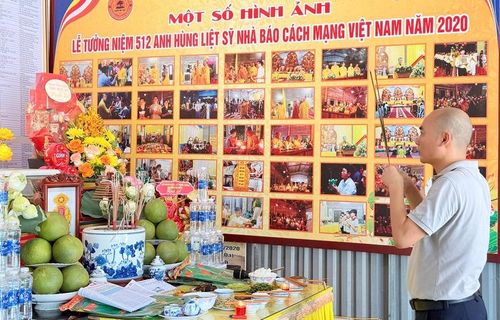 Nhà báo Trần Quốc Huy phóng viên Tạp chí Công dân và Khuyến học thắp hương tri ân các anh linh liệt sĩ nhà báo tại chùa Da. Ảnh: Bảo Ngọc