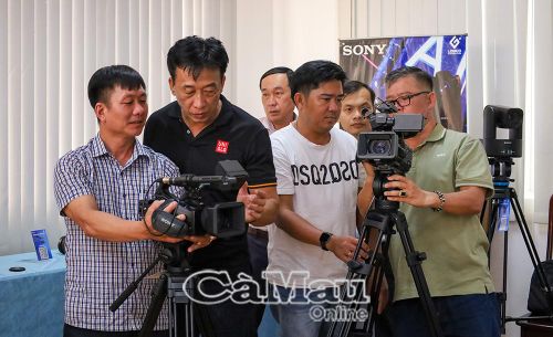 Tại buổi tập huấn nghiệp vụ quay phim truyền hình, Nhà báo, đạo diễn truyền hình Phạm Duy Khải chia sẻ kỹ năng xử lý góc máy, khai thác hình ảnh và bắt trọn cảm xúc nhân vật trong mỗi tác phẩm báo chí.