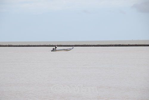  Phương tiện công suất nhỏ của ngư dân xã Đá Bạc đang thả lưới khai thác ruốc tại vùng ven bờ biển Tây.