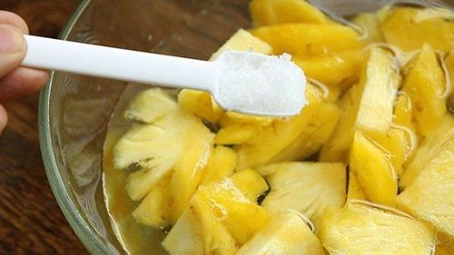 Ngâm dứa với nước muối loãng trước khi ăn. Ảnh minh họa.