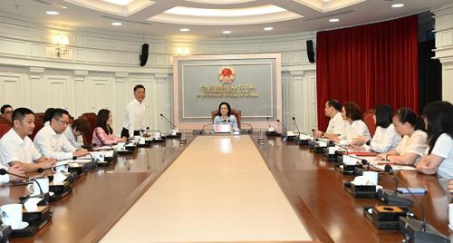 Đồng chí Nguyễn Hải Trâm, Ủy viên Trung ương Đảng, Phó Bí thư Thường trực Đảng ủy, Phó Chánh án Tòa án nhân dân tối cao làm việc với tập thể lãnh đạo, phóng viên, biên tập viên Tạp chí Tòa án nhân dân.