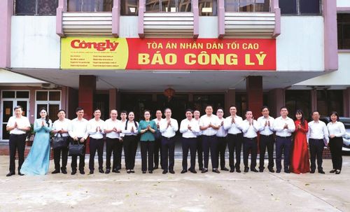 Lãnh đạo Tòa án nhân dân tối cao chụp ảnh lưu niệm với tập thể lãnh đạo, phóng viên, biên tập viên Báo Công lý.