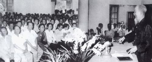 Tại Đại hội lần thứ III những người viết báo Việt Nam (08/9/1962), Chủ tịch Hồ Chí Minh căn dặn: Cán bộ báo chí cũng là chiến sĩ Cách mạng, cây bút, trang giấy là vũ khí sắc bén. Ảnh tư liệu